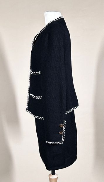 CHANEL Boutique
Highlighted black tweed suit...