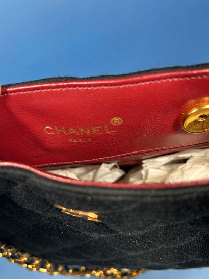 CHANEL 
Sac haut en jersey matelassé et cuir...