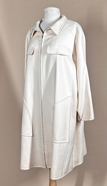 COURRÈGES Paris 
Ample manteau en lainage...