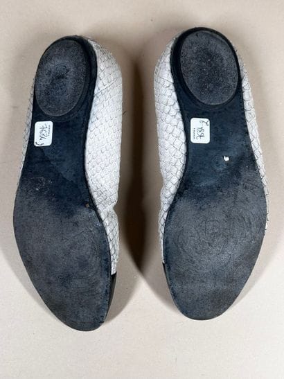 CHANEL 
Paire de ballerines en reptile blanc,...