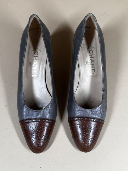 CHANEL 
Réunion de deux paires d'escarpins,...