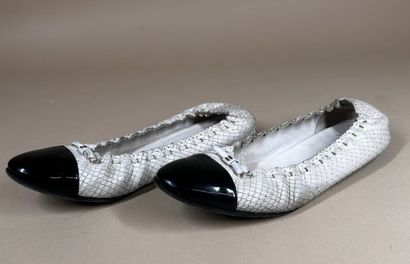 CHANEL 
Paire de ballerines en reptile blanc,...
