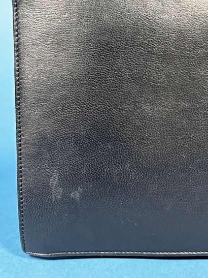 CHANEL Prototype 
Sac pochette en cuir marine...
