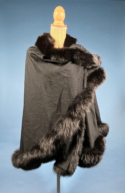 ANONYMOUS 
Short cape in black cashmere trimmed...