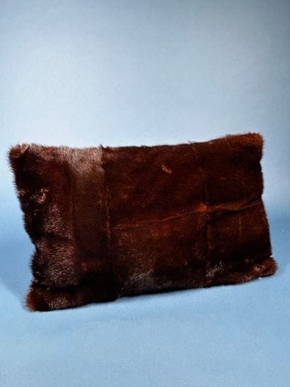 ANONYME 
Housse de coussin en vison et daim,...