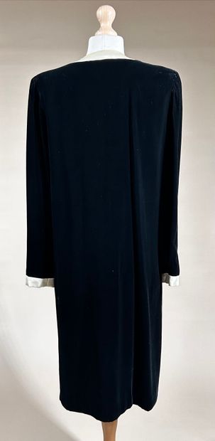 JEAN PATOU 
Robe manteau en velours noir...