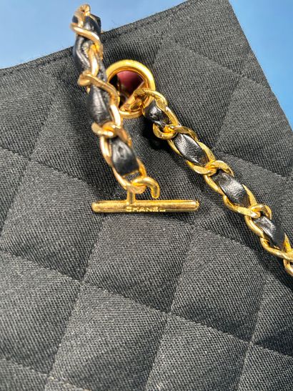 CHANEL 
Sac haut en jersey matelassé et cuir...