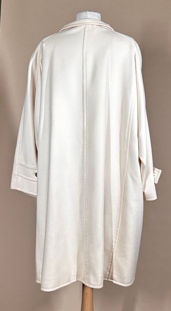 COURRÈGES Paris 
Ample manteau en lainage...