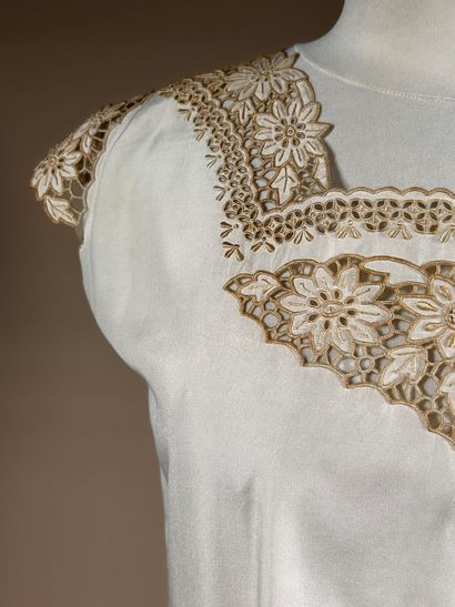 RENATA, Diffusion Michel Comte 
Robe mi-longue...