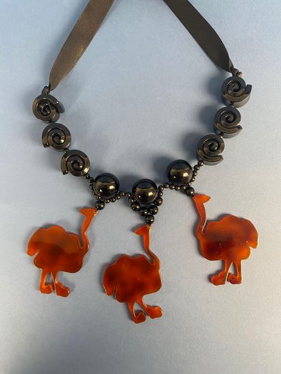 ANONYME 
Important sautoir de perles et rubans...
