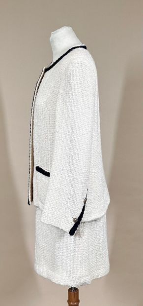 CHANEL Créations Paris 
Off-white tweed suit...