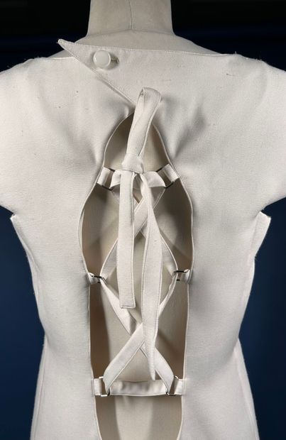 COURRÈGES 
Robe longue blanche à encolure...
