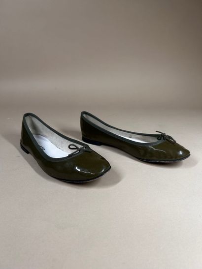REPETTO
Paire de ballerines en cuir vernis...