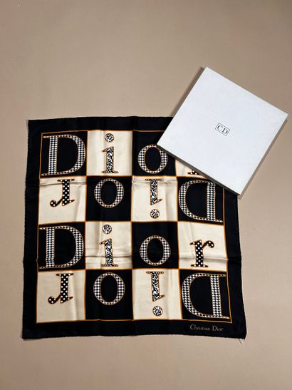 CHRISTIAN DIOR 
Petit carré en soie imprimé...