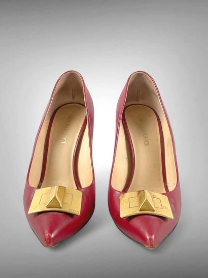 EMILIO PUCCI
Paire d'escarpins en cuir rouge...