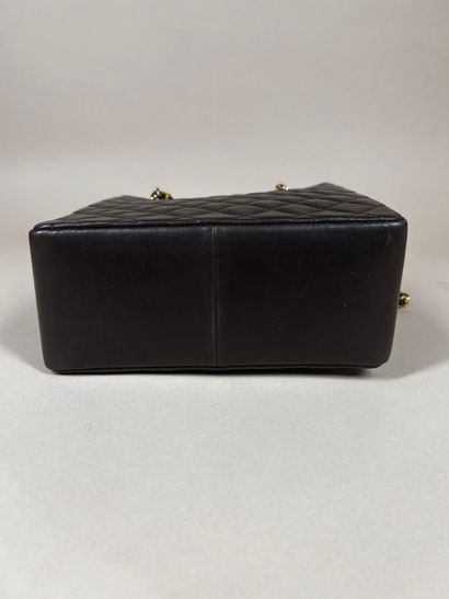 CHANEL 
Petit sac haut en cuir matelassé...