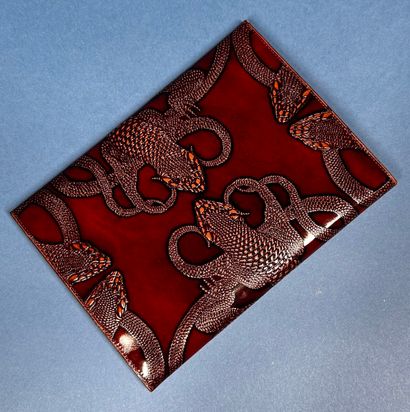 JEAN PATOU 
Pochette enveloppe en cuir tabac...