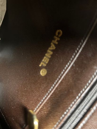 CHANEL 
Petit sac haut en cuir matelassé...