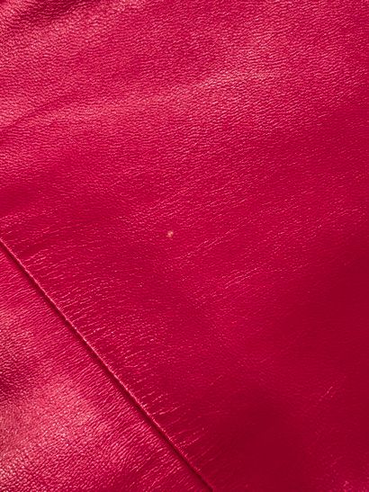 VICTOIRE
Pantalon en cuir fuchsia, fermeture...