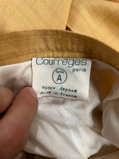 COURRÈGES Paris 
Tailleur en viscose sable...