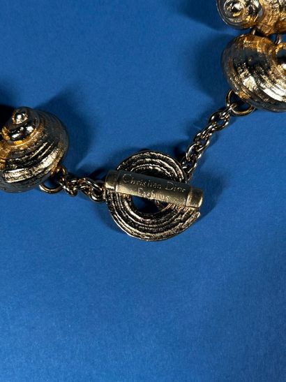 CHRISTIAN DIOR Parfum 
Large shell necklace...