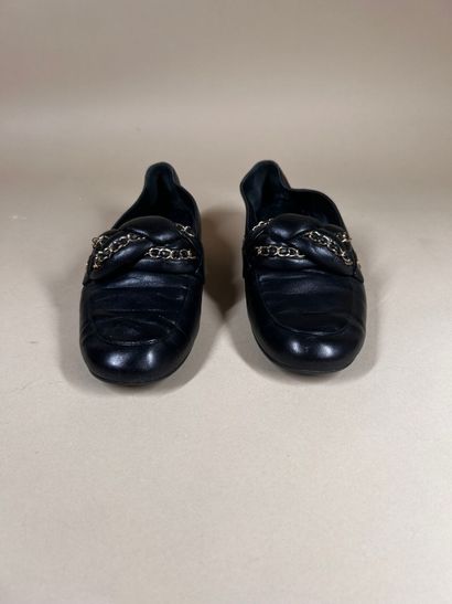 CHANEL 
Paire de mocassins en cuir noir souple,...