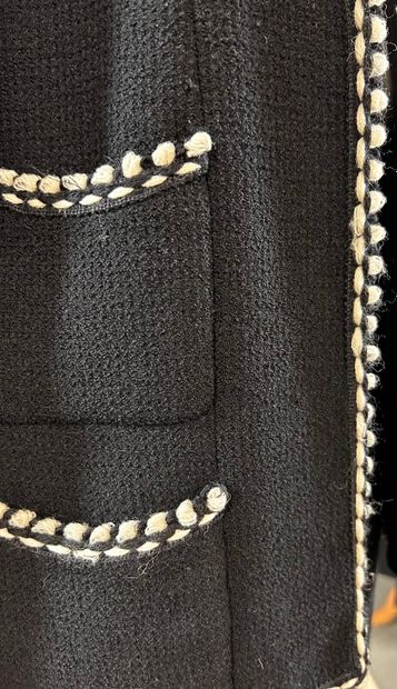 CHANEL Boutique
Highlighted black tweed suit...