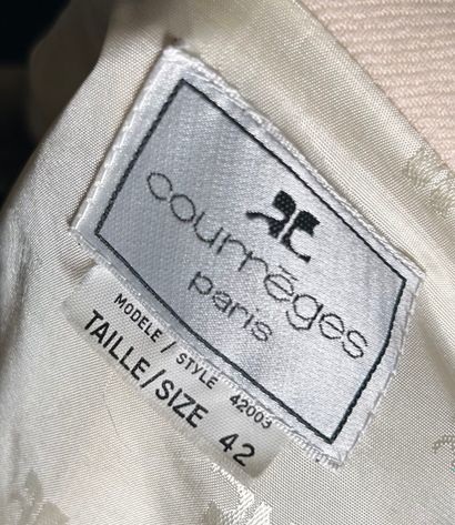 COURRÈGES Paris 
Ample manteau en lainage...