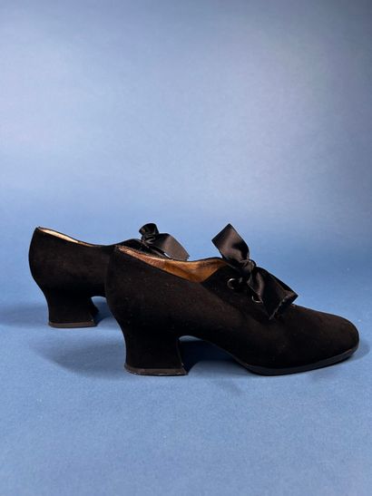YVES SAINT LAURENT 
Paire de richelieu en...