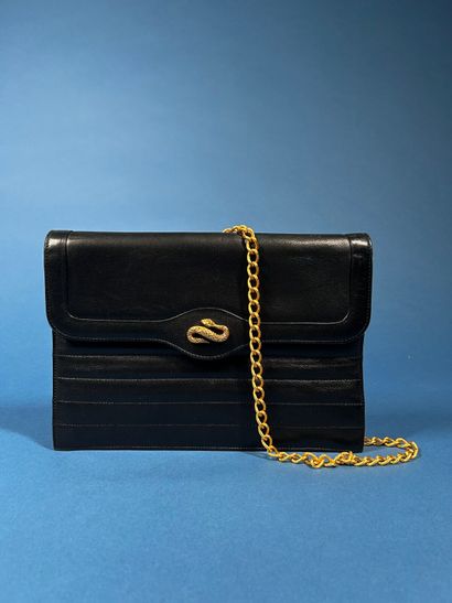CHANEL Prototype 
Sac pochette en cuir marine...