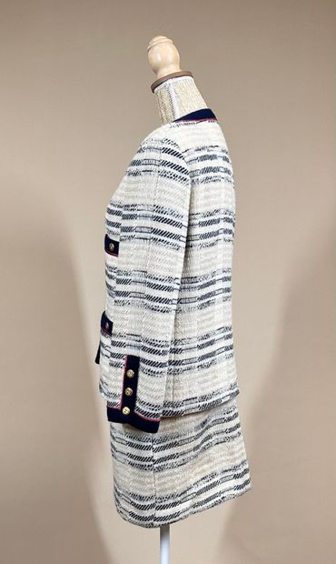 CHANEL Boutique
Two-tone tweed suit in navy...