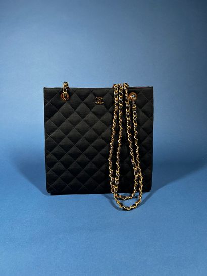 CHANEL 
Sac haut en jersey matelassé et cuir...