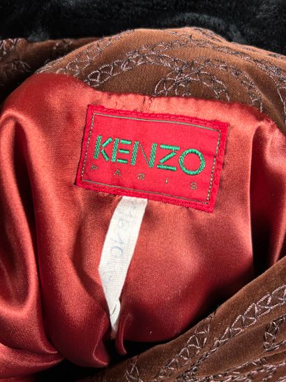 KENZO, bolduc numéroté 11810-19-05 (?)
Manteau...