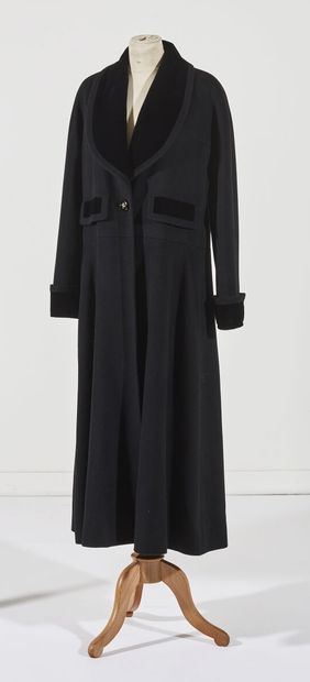 CHANEL Boutique
Long black cashmere frock...