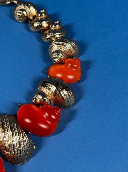 CHRISTIAN DIOR Parfum 
Large shell necklace...