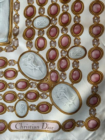 CHANEL 
Carrée en twill de soie à décor de...