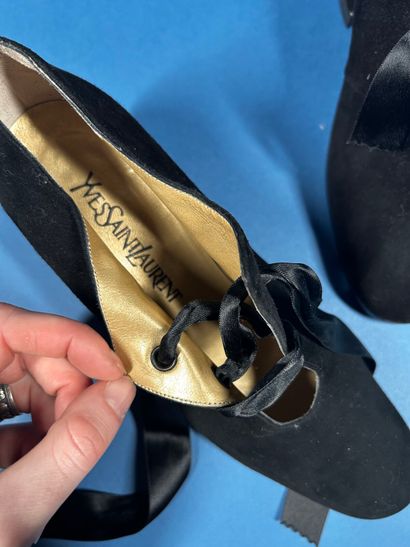 YVES SAINT LAURENT 
Paire de richelieu en...