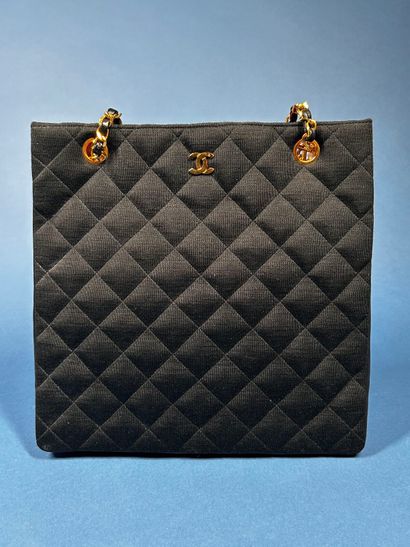 CHANEL 
Sac haut en jersey matelassé et cuir...