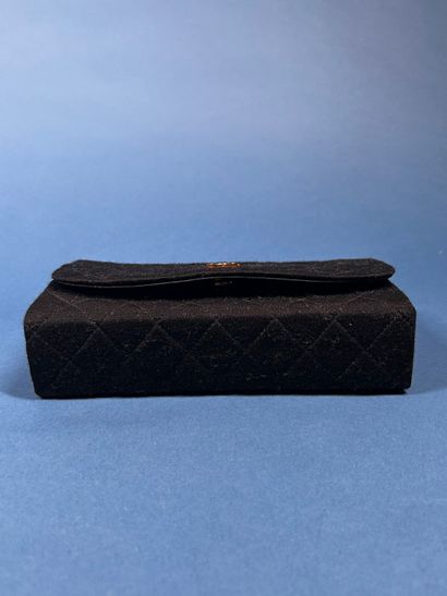 CHANEL. 
Pochette en jersey matelassée noire...