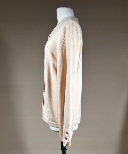 CHANEL 
Cardigan en cachemire beige saumoné...