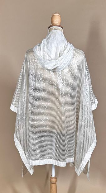 COURRÈGES Paris 
Poncho cape rayé en transparence...