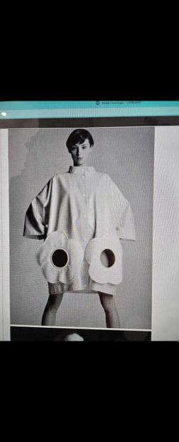 COURRÈGES Paris 
Imperméable en vinyle jaune...