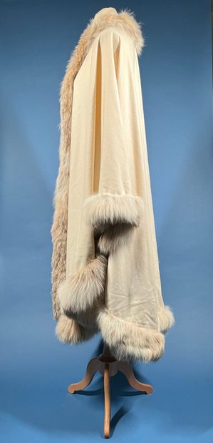 ERIK SCHAIX
Ample ivory cashmere cape with...