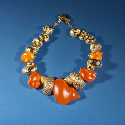 CHRISTIAN DIOR Parfum 
Large shell necklace...
