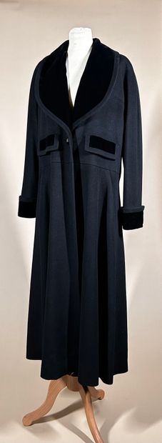 CHANEL Boutique
Long black cashmere frock...