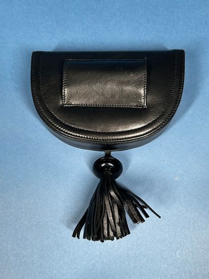 LANVIN 
Petite pochette demi-lune en cuir...