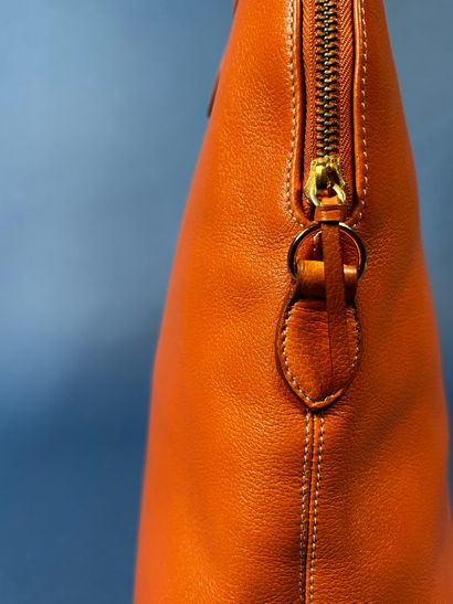 NINA RICCI 
Sac demi-lune en cuir beige orangé,...