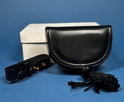 LANVIN 
Petite pochette demi-lune en cuir...