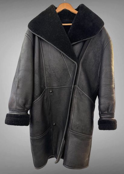 ANONYME 
Manteau en peau lainé noir à large...