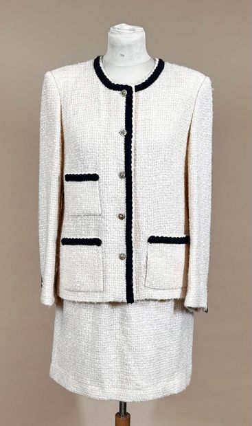 CHANEL Créations Paris 
Off-white tweed suit...